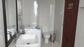 Dusche, Handtücher, Toilettenpapier