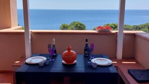 Een tafel voor twee met uitzicht op zee.