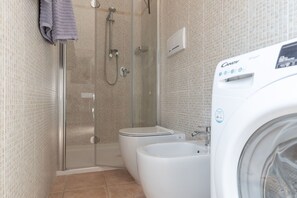 Douche, sèche-cheveux, bidet, serviettes fournies