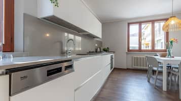 Frigorifero, microonde, forno, piano cottura