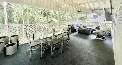 FAMILY FRIENDLY LAKE HOUSE WITH FABULOUS SCREENED PORCH
