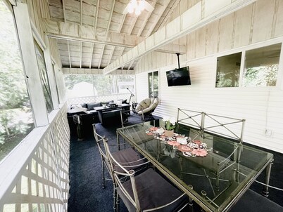 FAMILY FRIENDLY LAKE HOUSE WITH FABULOUS SCREENED PORCH