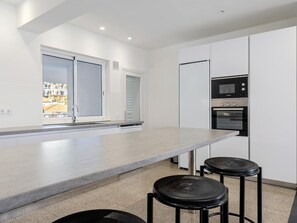 Réfrigérateur, micro-ondes, four, lave-vaisselle