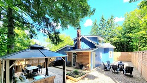 A backyard with a covered patio, outdoor seating, and a barbecue area. - Top 5% • 3BR Gem • Prime Location, Special Backyard, Great Hosts  (Huntsville)