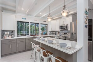 ثلاجة، ميكروويف، فرن، موقد طهي مسطح