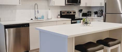 Réfrigérateur, micro-ondes, four, plaque de cuisson