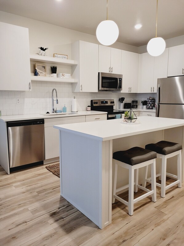 Refrigerador, microondas, horno y parrilla de estufa 