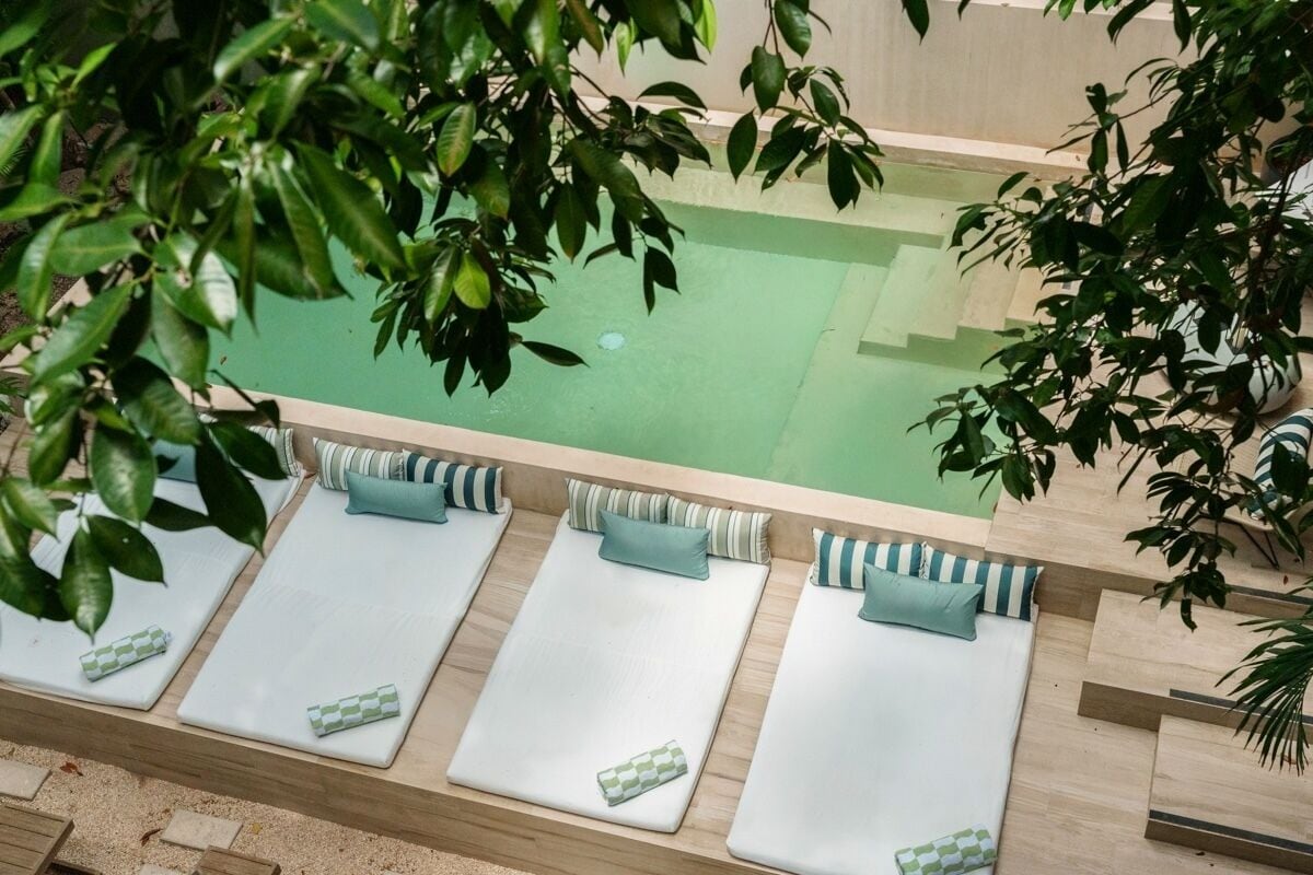 Una piscina al aire libre