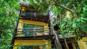 A multi-story building with balconies, surrounded by lush greenery. - Terasu Riviera Maya Hotel & Spa Luxury Edition, en Xcaret (Playa del Carmen)