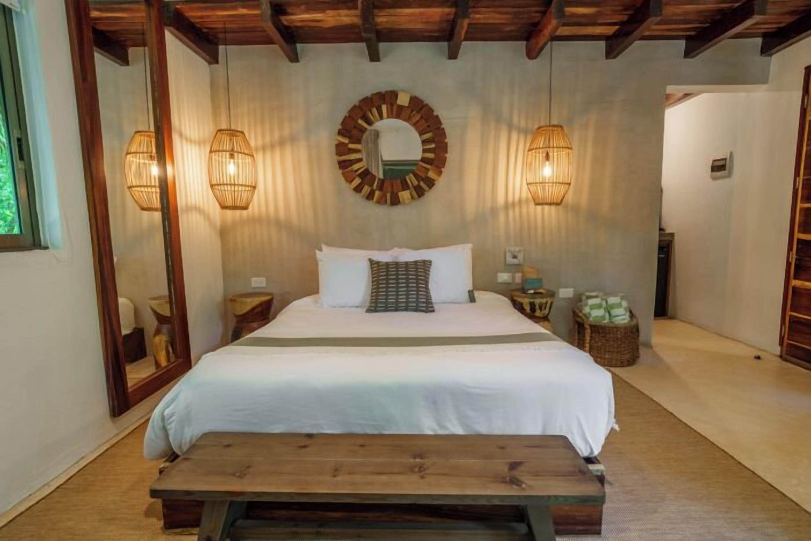 Ropa de cama de alta calidad, cubrecamas y minibar 