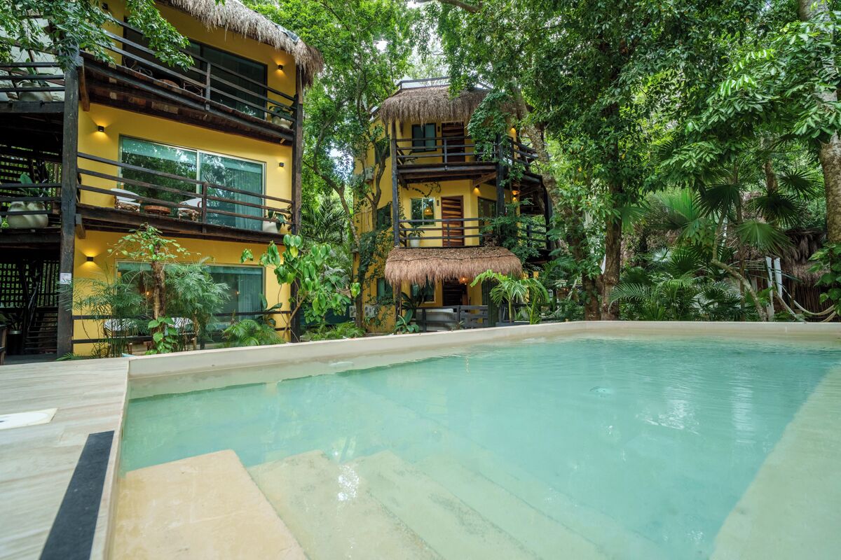 Una piscina al aire libre