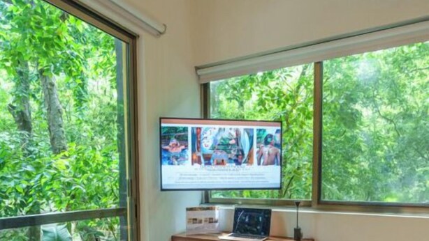A modern room with a desk, computer, and large windows overlooking greenery. - Terasu Riviera Maya Hotel & Spa Luxury Edition, en Xcaret (Playa del Carmen)