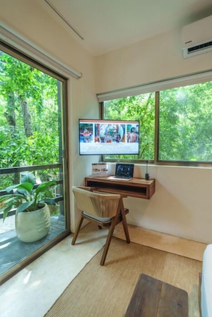 A modern room with a desk, computer, and large windows overlooking greenery. - Terasu Riviera Maya Hotel & Spa Luxury Edition, en Xcaret (Playa del Carmen)