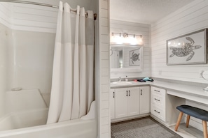 Combined shower/bathtub, towels - Screen porch, Golf Cart, Pet friendly, Large fenced backyard; 5 min walk to beach! - 3009 Cameron (Isle Of Palms)