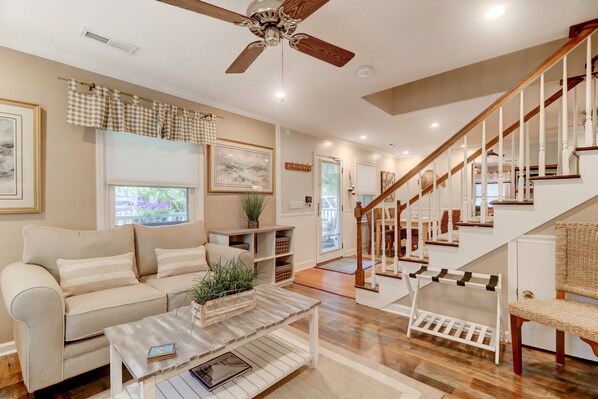 Smart TV - Screen porch, Golf Cart, Pet friendly, Large fenced backyard; 5 min walk to beach! - 3009 Cameron (Isle Of Palms)