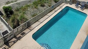 Una piscina con vista a la playa y al océano.