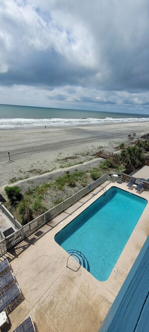 Outdoor pool - Leave your worries behind in this cozy getaway right on the beach! (Surfside Beach)