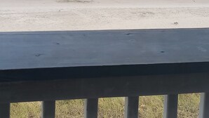 Una playa con vista al océano y gente a lo lejos.