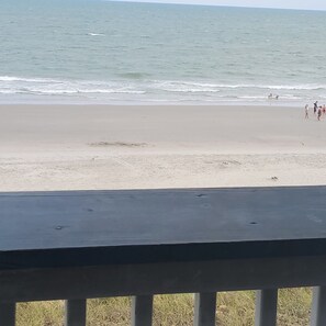 On the beach, sun-loungers, beach towels - Leave your worries behind in this cozy getaway right on the beach! (Surfside Beach)