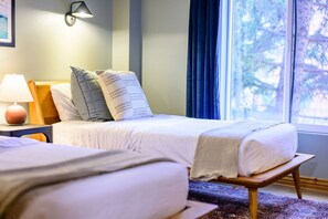 2 bedrooms, iron/ironing board, WiFi