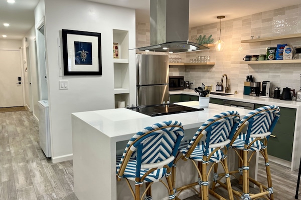 Jääkaappi, mikroaaltouuni, uuni, liesi