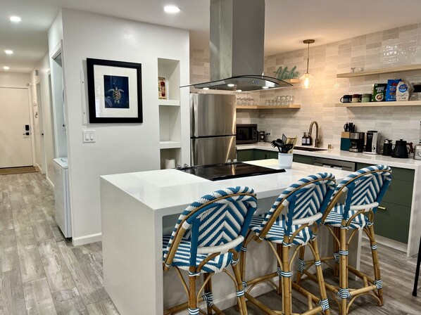 Kylskåp, mikrovågsugn, ugn och spishäll