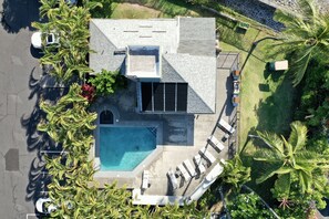 Utomhuspool och uppvärmd pool