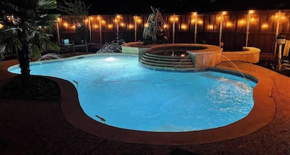Luxurious | Pool Oasis | PS5 | 12 Beds | Aquarium