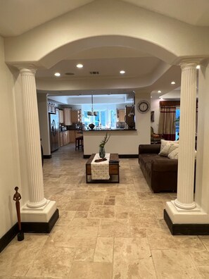 Smart TV, caminetto, libri