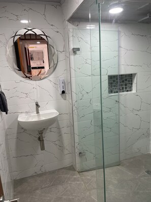 Dusche, Bidet, HandtĂŒcher, Seife