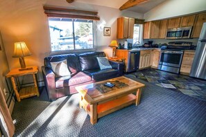 Televisión, chimenea, reproductor de DVD