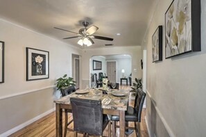 Casa familiar, 2 habitaciones, patio, vista a la ciudad | Área de sala de estar | Smart TV de 50 pulgadas con canales por cable, televisión y chimenea