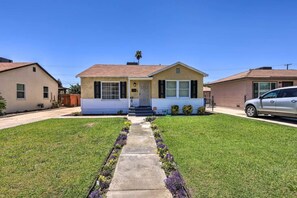 Vista frontal de la propiedad