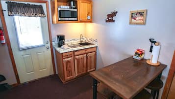 Réfrigérateur, micro-ondes, cafetiÚre/bouilloire, grille-pain