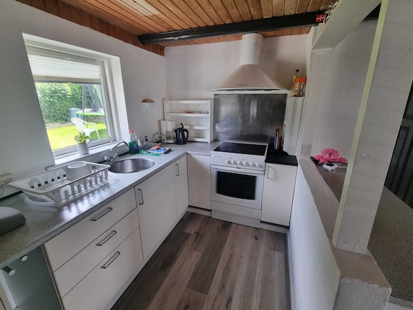 Fridge, oven, stovetop, coffee/tea maker