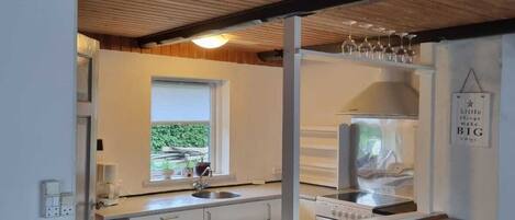 Fridge, oven, stovetop, coffee/tea maker