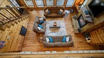 Smart TV, caminetto, tavolo da calcetto