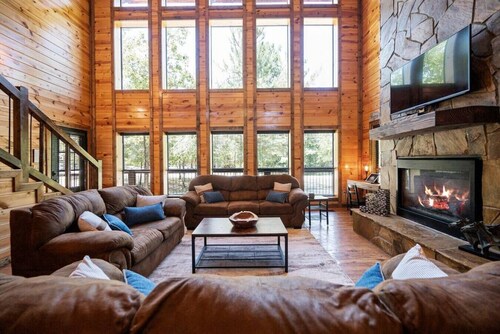 Bigger IS Better! Spacious 5 BR Hideaway