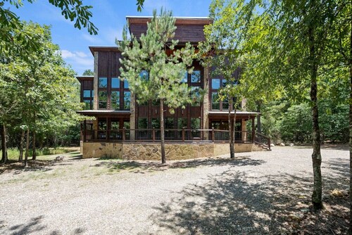 Bigger IS Better! Spacious 5 BR Hideaway