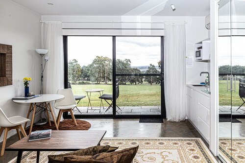 Hanging Rock Views, King Suite in luxury B&B