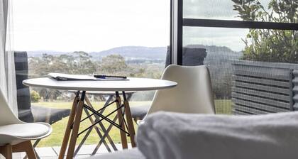 Hanging Rock Views, Queen Suite in classic bush setting