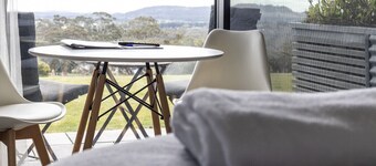 Hanging Rock Views, Queen Suite in classic bush setting