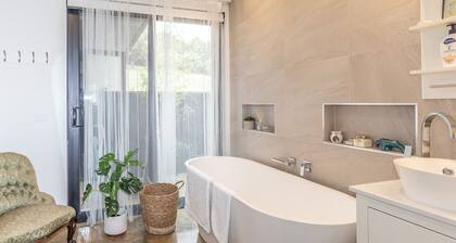 Hanging Rock Views, Queen Suite in classic bush setting