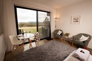 Smart TV, books - Hanging Rock Views, Queen Suite in classic bush setting (Woodend)