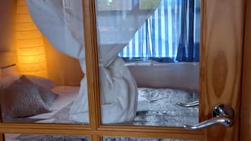 2 bedrooms, desk, iron/ironing board, travel cot
