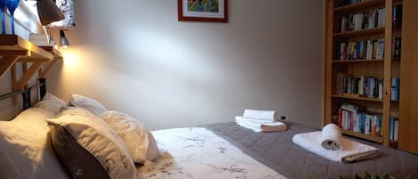 2 dormitorios, escritorio, tabla de planchar con plancha y cuna de viaje