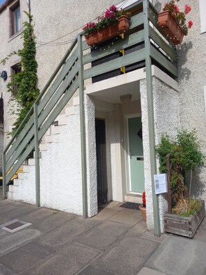 Exterior detail - Bright apartment in Charming Newhaven, Leith (Newhaven)
