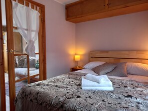 2 bedrooms, desk, iron/ironing board, travel cot