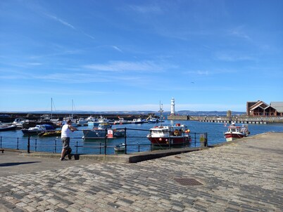 Bright apartment in Charming Newhaven, Leith