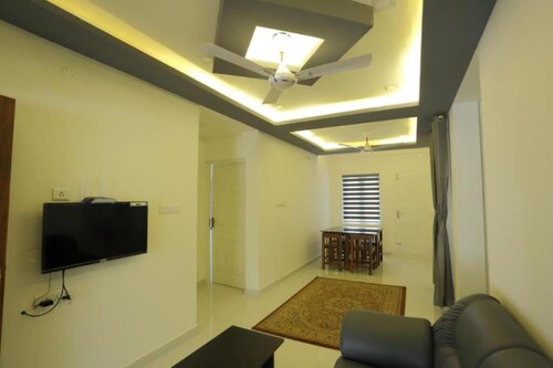 2BR Apt Near Rajagiri Hospital W/ AC | Sleeps 5